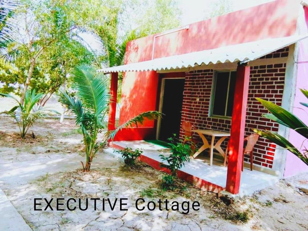 Estuarine Village Resort Satabhaya Екстер'єр фото