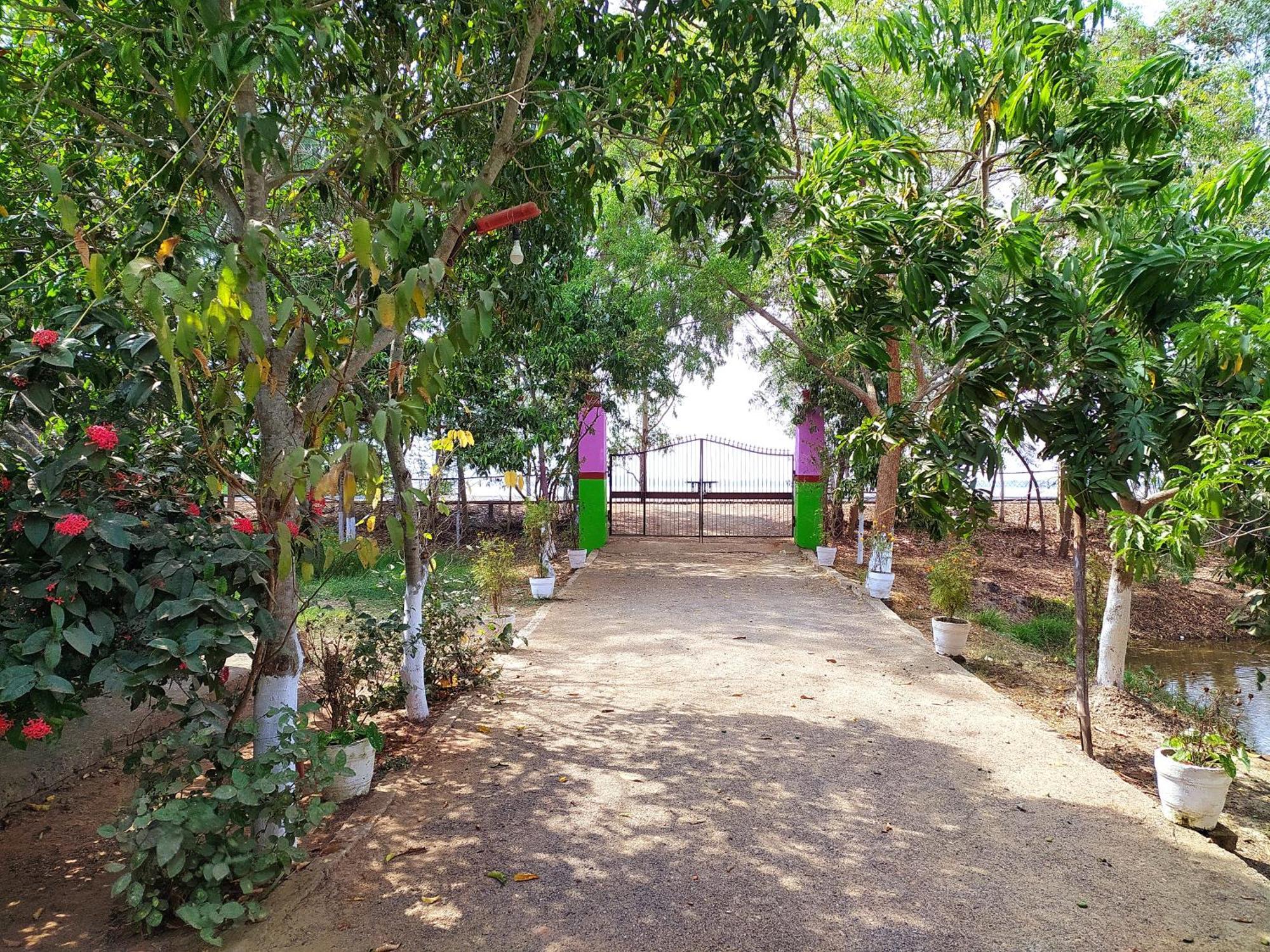Estuarine Village Resort Satabhaya Екстер'єр фото